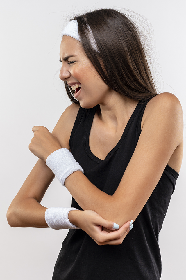 Kinesiólogo evaluando dolor de codo y muñeca