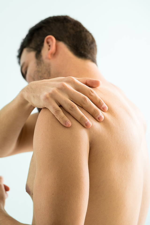Kinesiólogo evaluando dolor de hombro